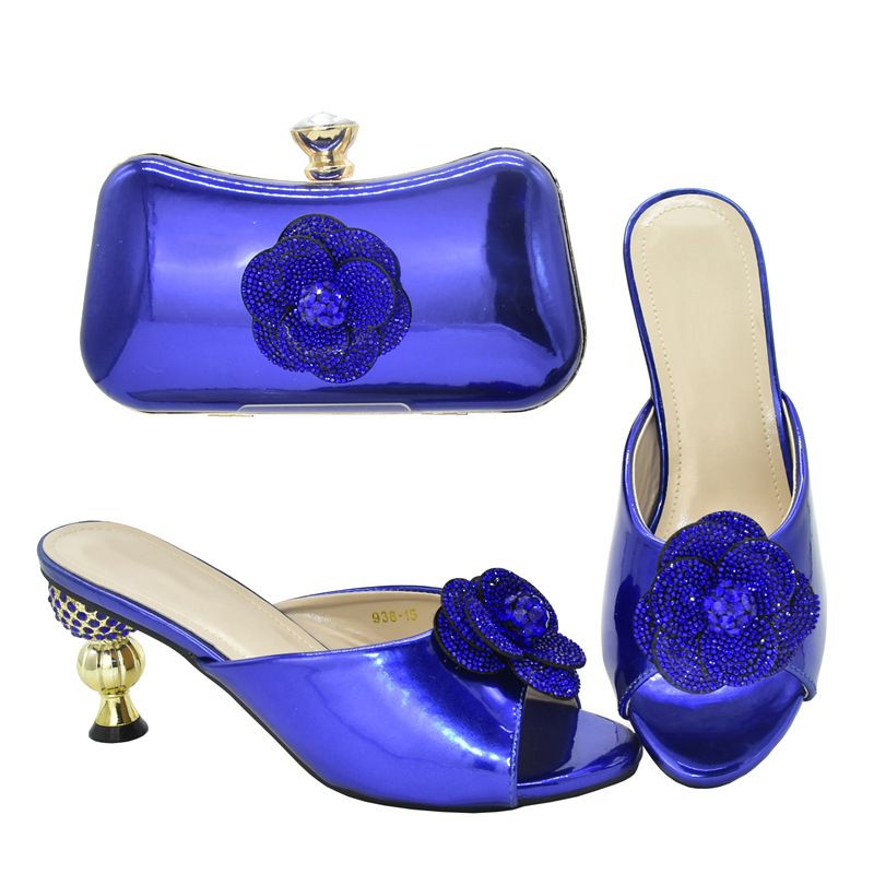 Kombinéiert den Owend mat glänzende Sandalen mat héijen Absätz a ronnem Fëschmond an engem Clutch-Set mat dräidimensionalen Decals_voghion.com