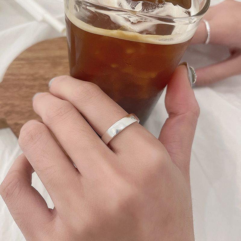 2023 Nuovo anello semplice Anello in argento non sbiadisce, gioielli in stile piccola folla Anello in argento puro semplice e avanzato per le donne_voghion.com