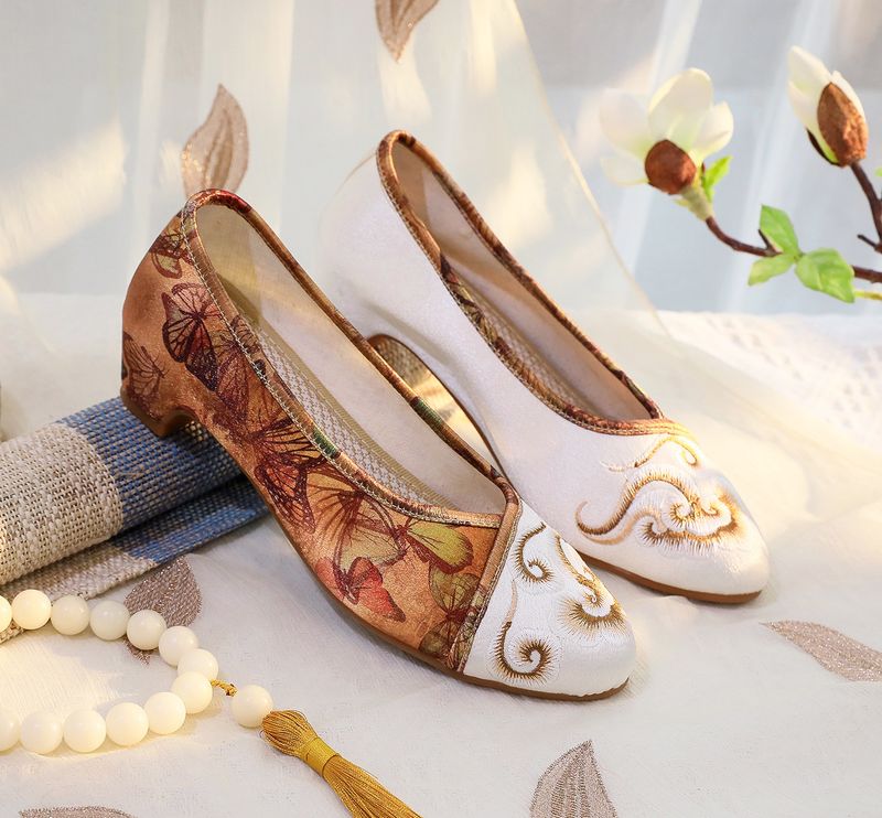 Damenschuhe Frühlings-Cheongsam im neuen Stil, spitze Tanzschuhe für Damen im Retro-Look, bedruckte alte Stoffschuhe_voghion.com