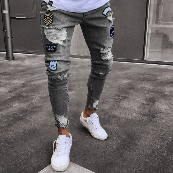 Enge Herrenjeans mit aufgestickten Löchern und schmalen Hosenbeinen_voghion.com
