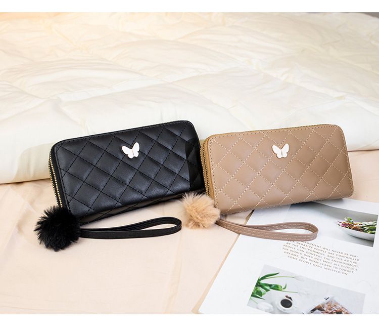 Vintage lang pung med sommerfugledetaljer og quiltet design - Elegant Chanel-inspireret møntpung med pompon-vedhæng og plads til flere kort_voghion.com