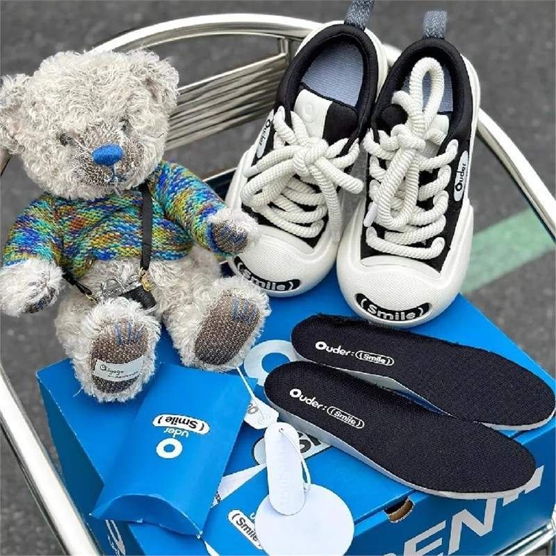 Bambina Brutta Sorridente Cervo Bianco Alluce Esterno Scarpe di Tela Carine Suola Spessa Coppia Sorriso Aperto Stesso Stile_voghion.com