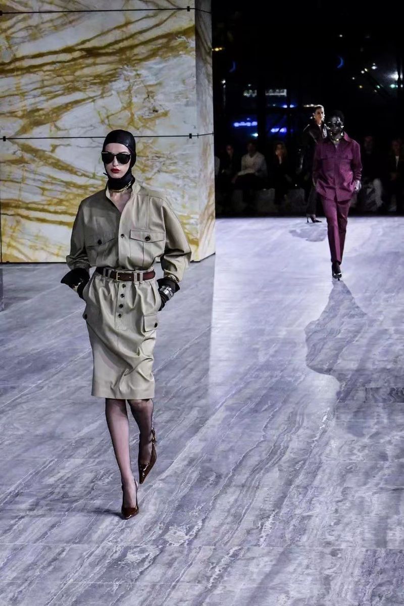 Høyhælte sko i lakkskinn fra 2024, ny vår/sommer-runway-visning, med grunt snitt og firkantet tå, iført sexy single._voghion.com