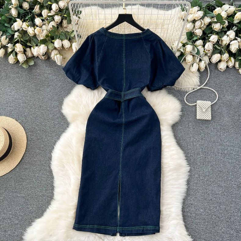 Abito da donna in denim con design anti-età, linea a vista, abbottonato, vestibilità slim, di media lunghezza e con spacco_voghion.com