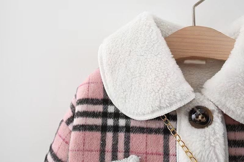 2021 neue Winterjacke für Mädchen mit karierten Nähten und samtverdicktem Revers, kommt mit Bärenanhänger 1285_voghion.com