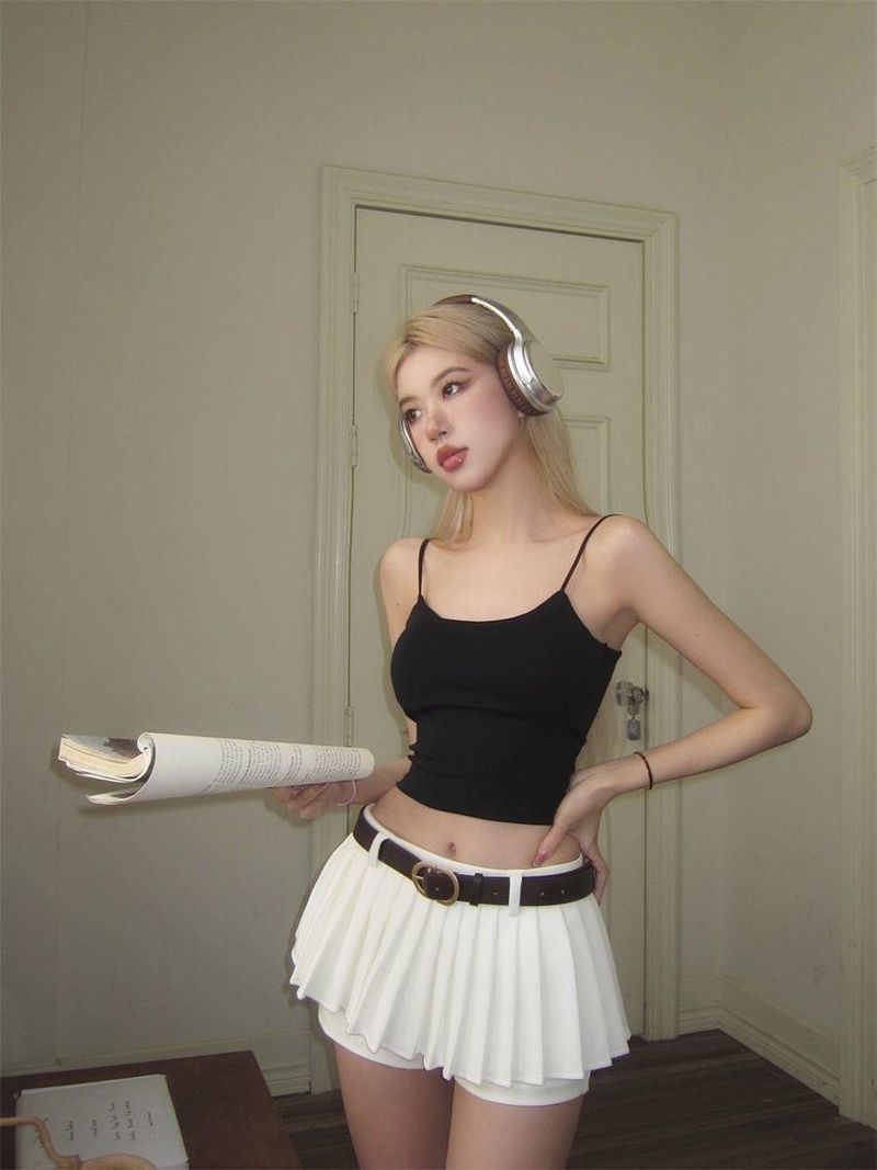 Heitt Meedchen mat Broschtpolster Récklos Camisole Kleng Weste Fra Sexy Schéin Réck Innenkleedung Design Sense Kuerz Top Äusserkleedung_voghion.com