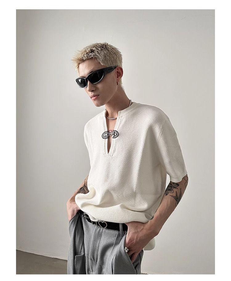 Maglietta estiva da uomo con fibbia in pelle, scollo a V, maglia sottile a maniche corte, di nicchia e alla moda._voghion.com