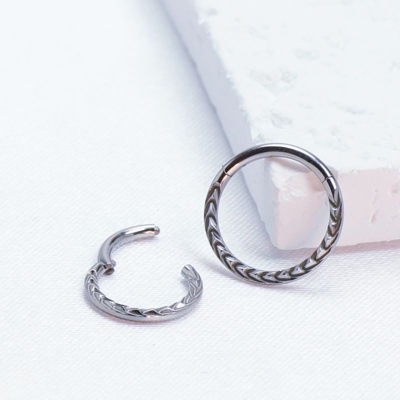 F136 Anello al naso in titanio Clicker Piercing al trago Orecchini al setto Cartilagine 16g Elica Segmento incernierato Gioielli per il corpo Donne e uomini_voghion.com