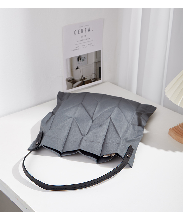 High-end Shoulder Bag Women's 2023 New Light Luxury Canvas Large-capacity niche underarm bag folded Messenger bag trend_voghion.com