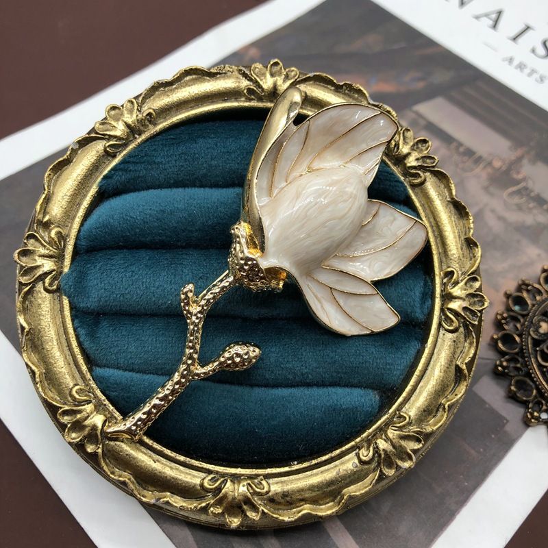 Live streaming of ancient Western white magnolia three-dimensional flower brooch silver needle earrings jewelry_voghion.com