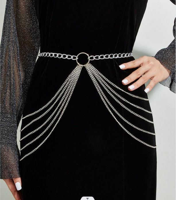 Una catena in vita da 105 cm con molteplici nappe ondulate collegate da anelli di metallo._voghion.com