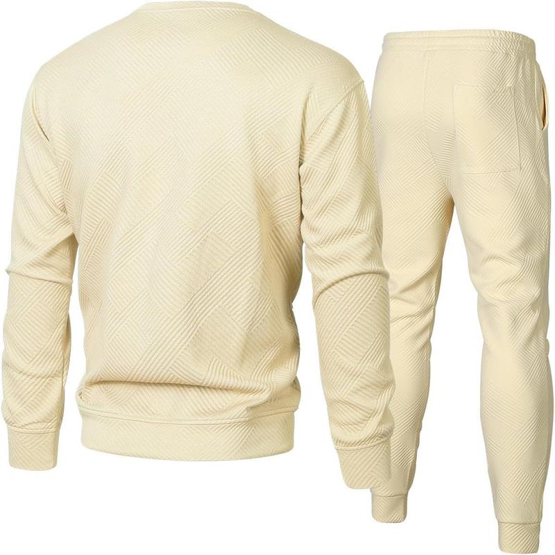 Herbst/Winter 2025: Neues sportlich-lässiges Herren-Set mit Rundhalsausschnitt und Strickpullover – vielseitig einsetzbar_voghion.com