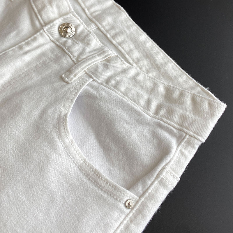 Hochwertige europäische Luxus-Jeansshorts in Weiß, Slim Fit-Modelabel für Herren, vielseitiger elastischer Graffiti-Druck, modisch_voghion.com