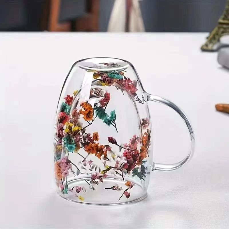 Doppelschichtiger Glasbecher mit getrockneten Blumen – 400 ml, hitzebeständiger Becher (handgefertigtes Blumendesign mit bequemem Griff und Goldrand)_voghion.com