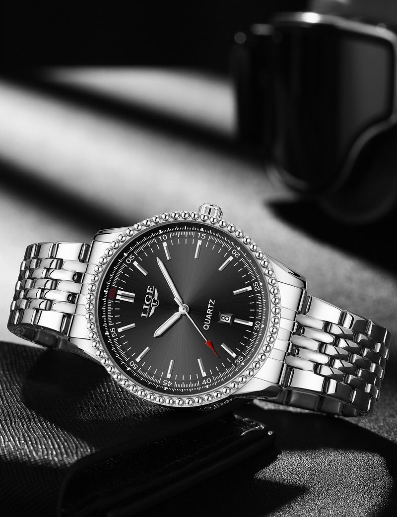 Herenhorloge van roestvrij staal met datumweergave, waterbestendig, lichtgevende wijzers en een zakelijke kalender in casual stijl._voghion.com