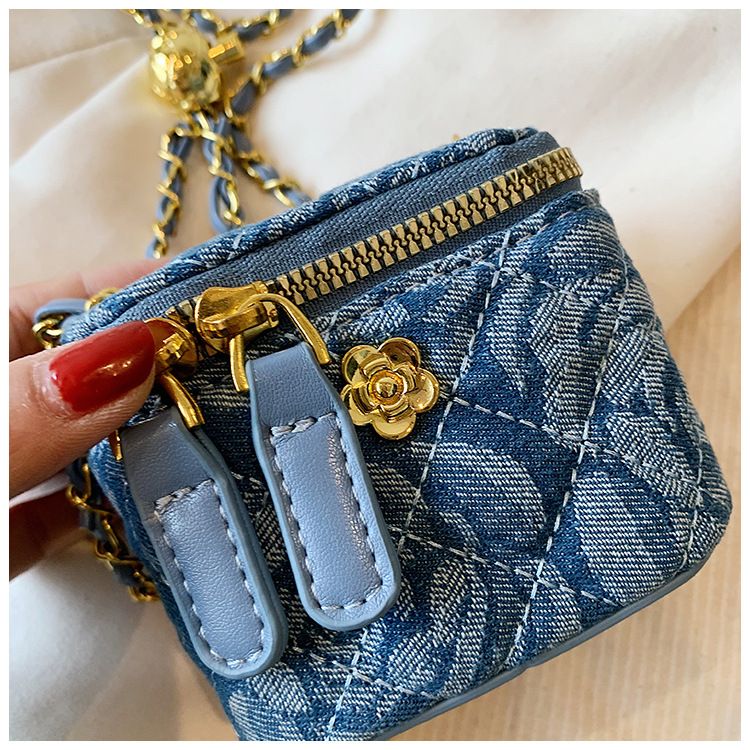 Xiaoxiangfeng Mini Lingge Chain Shoulder for Women 2024 New and Fashionable Crossbody Bag, Popular on the Internet,_voghion.com