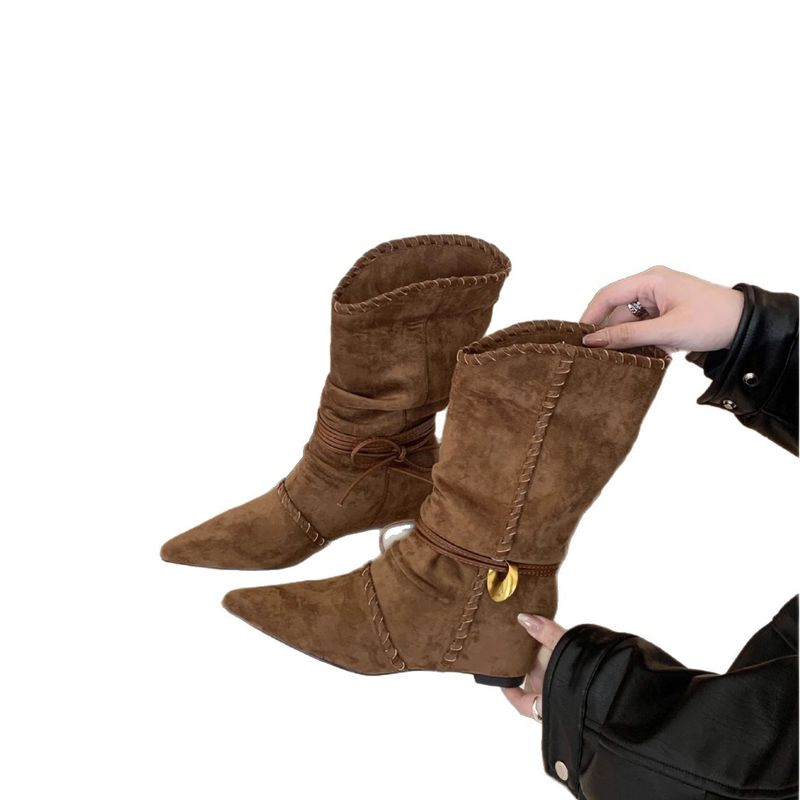 Versione in pelle di pecora ~ Stivali bassi e sottili da donna in pelle scamosciata con lacci, bordo a patta e tacco a gatto sottile_voghion.com