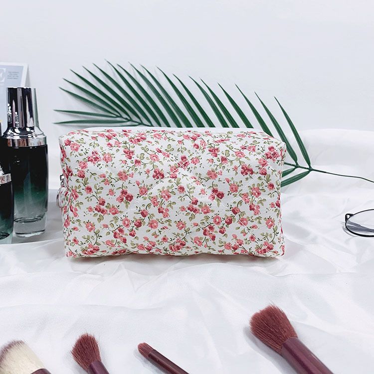 Make-up-Tools Zubehör Gesteppte Stickerei Kleine Blumenkosmetiktasche Große Kapazität Tragbare Baumwollhandtasche Frische und einfache Waschtasche_voghion.com