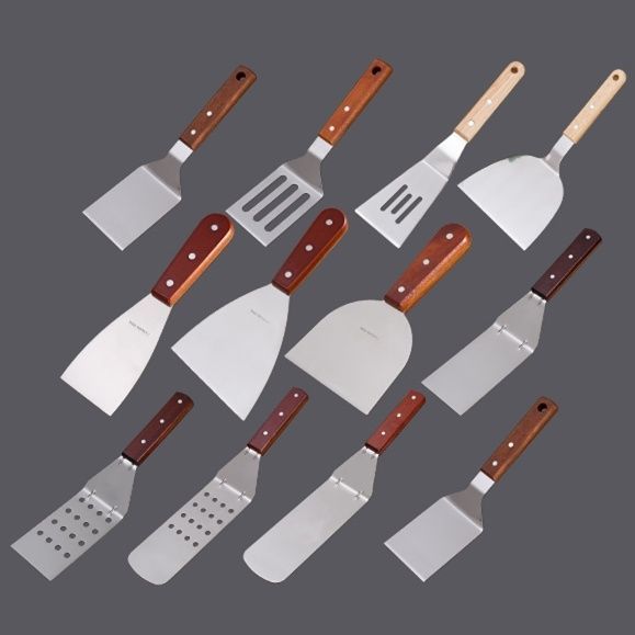 Madlavning af jernplade grillet rustfrit stålbøf med stegning, gribende pandekager, en pandekage grillet fisk og en is_voghion.com