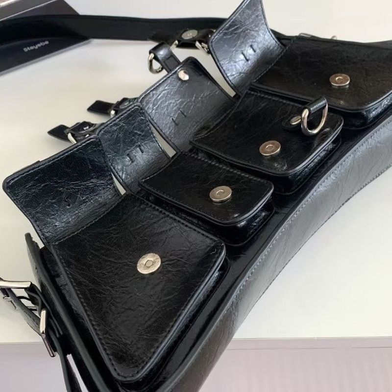 Nischendesign, dunkler Stil, mehrere Unterarme, neue Mode für Herbst/Winter 2025, hochwertige Gürtelschnalle, ovale Motorradtasche, modisch_voghion.com