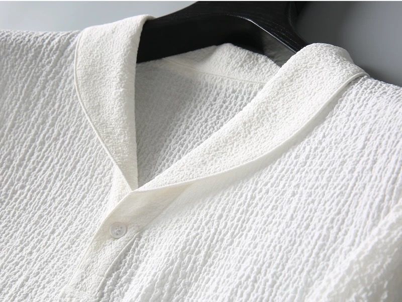 Herrenbekleidung Leichter Luxus-Plissee-Freizeitsportanzug Leichter, atmungsaktiver Herren-Mode-Revers-Kurzarmhose-Zweiteiler_voghion.com