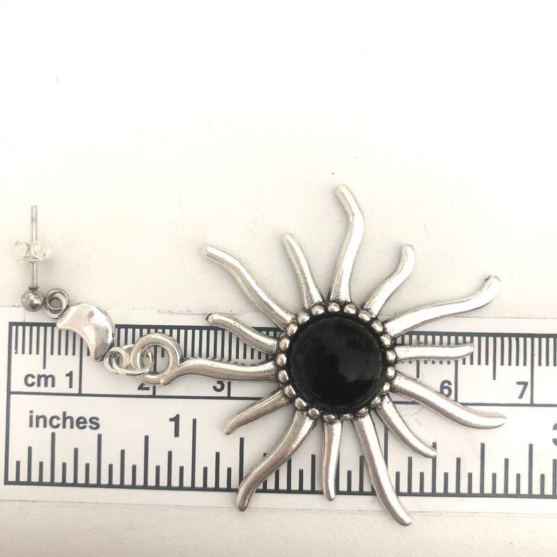 Pendientes con piedra preciosa de ónix negro y dije de luna y sol_voghion.com