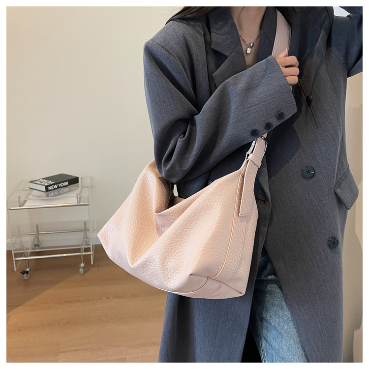 Women's bag simple portable large-capacity bag women's new fashion tote bag 2023 niche trendy armpit bag_voghion.com