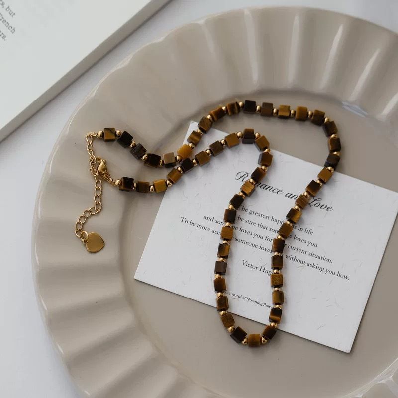 Collier en pierre d'oeil de tigre en forme de cube de sucre Pierre naturelle Acier au titane Personnalité Design polyvalent Sens Simple Nouvelle chaîne de clavicule chinoise_voghion.com