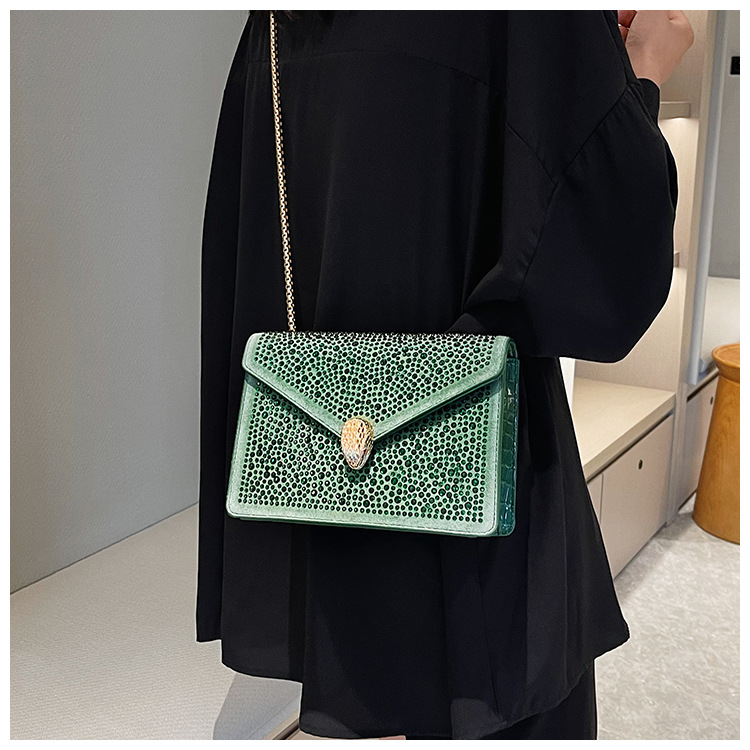 Borsa quadrata piccola 2024 Nuova borsa a mano a catena personalizzata Borsa a tracolla semplice versatile in stile occidentale da donna Borsa a tracolla versatile_voghion.com