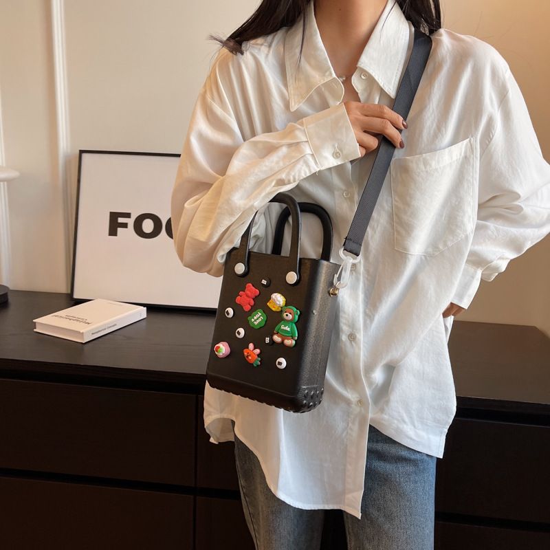 2025 Nuovo design di nicchia Elegante foro Cartone animato Carino secchiello portatile Versatile borsa a tracolla in gelatina_voghion.com