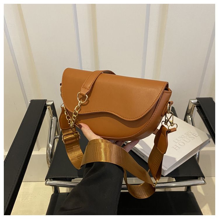 Piccola borsa a mano per donna 2024 nuova borsa a tracolla singola alla moda primavera ed estate, design di nicchia, tracolla larga,_voghion.com