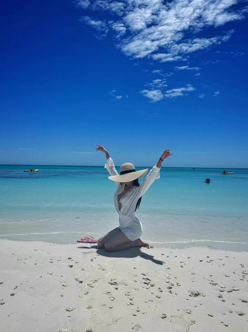 Sombrero de playa estilo resort de ala ancha para mujer (2025)_voghion.com