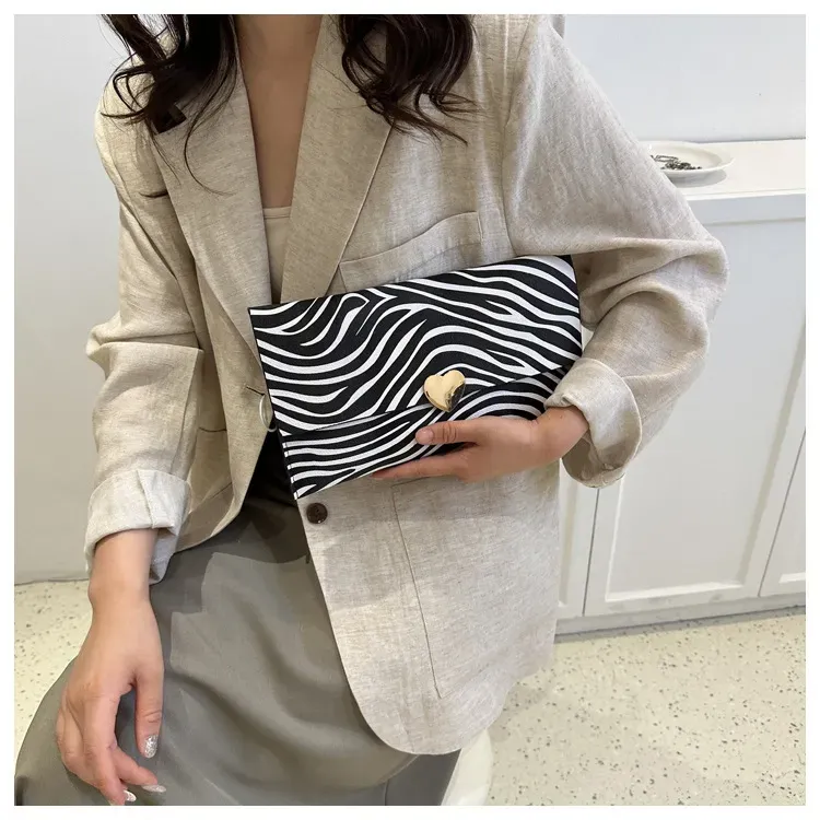 Portafoglio da donna di grande capacità in PU, alla moda, pochette con monete, chiuso, con stampa leopardata e a righe di mucca, 250314l_voghion.com