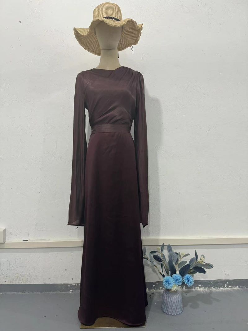 Langes Seidensatinkleid mit ausgestellten Ärmeln und Glasfaserspleißen ohne Hut_voghion.com