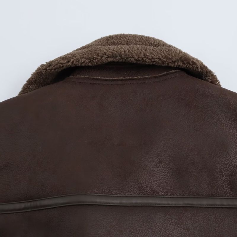 Giacca da motociclista alla moda in pelliccia sintetica: cappotto corto in poliestere con pannelli a contrasto, colletto a punta e chiusura con bottoni per la moda streetwear_voghion.com