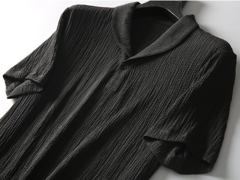 Herrenbekleidung Leichter Luxus-Plissee-Freizeitsportanzug Leichter, atmungsaktiver Herren-Mode-Revers-Kurzarmhose-Zweiteiler_voghion.com