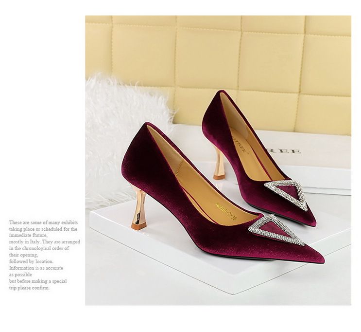 Scarpe con tacco da banchetto, basse in pelle scamosciata imbottita, punta appuntita, scarpe singole con chiusura in strass metallici a triangolo_voghion.com