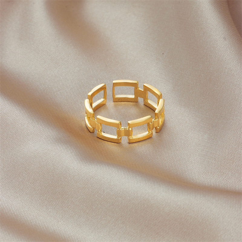 Anello ad anello in stile freddo di fascia alta di fascia alta con apertura geometrica quadrata cava in acciaio al titanio semplice moda europea e americana_voghion.com