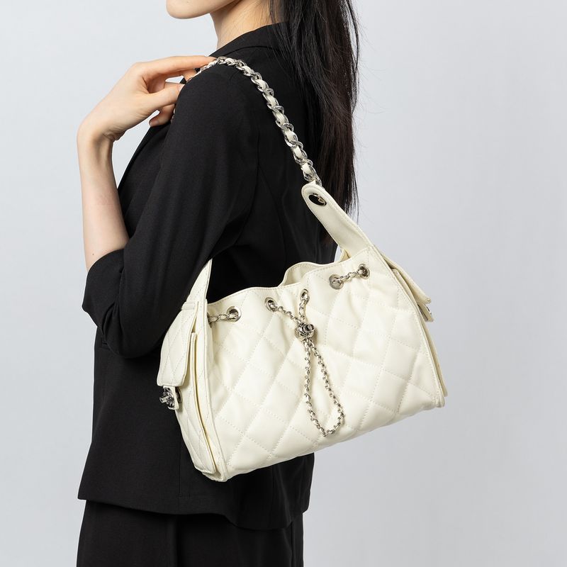 Borsa a tracolla Hobo grande capacità, tracolla a catena con coulisse, tracolla monospalla in vera pelle trapuntata con motivo caviale sotto le ascelle_voghion.com