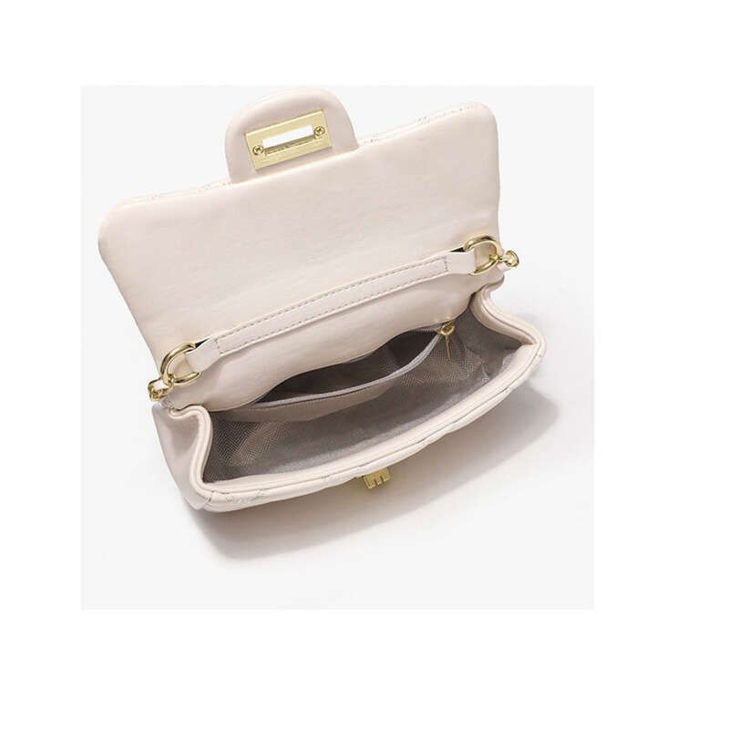 Bolsa transversal estilo elegante com corrente de losangos em formato de bola dourada rosa 2025_voghion.com