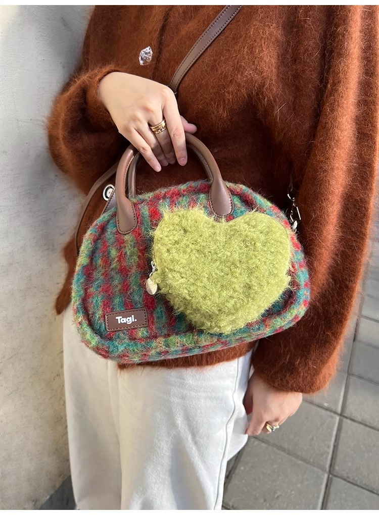 Tagi immagina l'amore, un volto sorridente, una borsa doppia da bowling, una borsa in pelle scamosciata, una borsa a tracolla_voghion.com