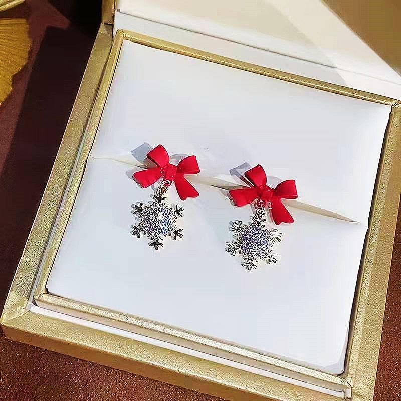 Boucles d'oreilles asymétriques de Noël | Motif flocon de neige coloré et grelot | Pendentif renne à long pompon | Bijoux de déclaration festifs | Noël parfait_voghion.com