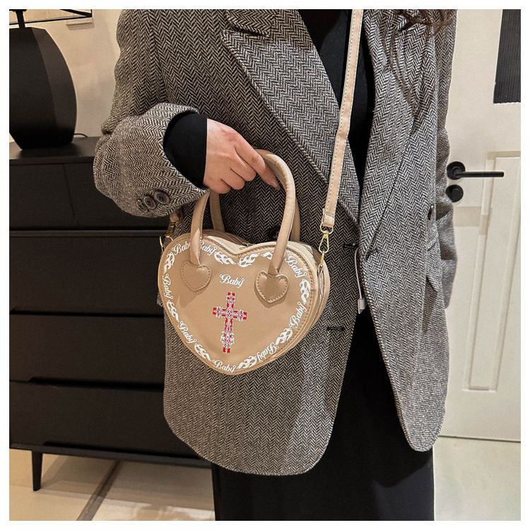 Borsa da donna personalizzata Rivet Punk Dark 2024 Nuova borsa a forma di cuore, borsa a tracolla incrociata, borsa a tracolla per donna_voghion.com