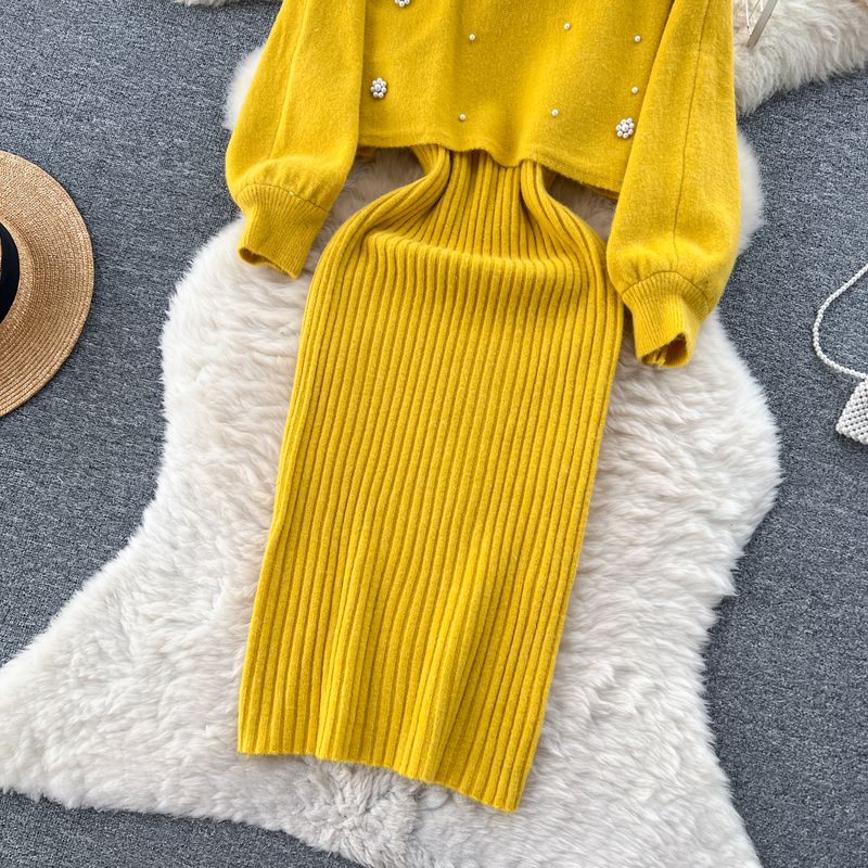 Vêtements pour femmes Costume deux pièces amincissant et réduisant l'âge pour femmes en automne et en hiver, pull court perlé à col rond + robe gilet tricotée à la taille_voghion.com