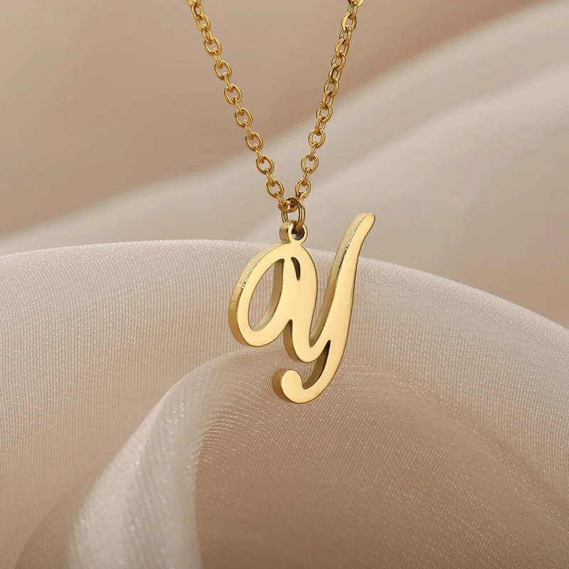 2025 Nieuwe aankomsten Dainty Letter kettingen voor vrouwen Goudkleurige minimalistische roestvrijstalen initial ketting Femme bruiloft sieraden cadeau_voghion.com