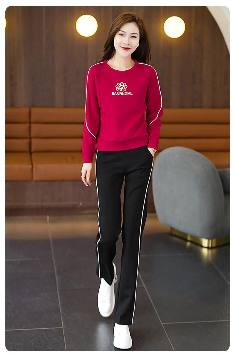 Completo tuta casual ed elegante da donna: felpa girocollo slim fit e pantaloni jogger, comodo e alla moda completo in due pezzi_voghion.com