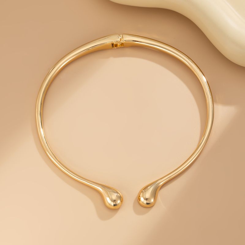 Collana in lega liscia semplice con colletto aperto a molla con goccia d'acqua alla moda_voghion.com