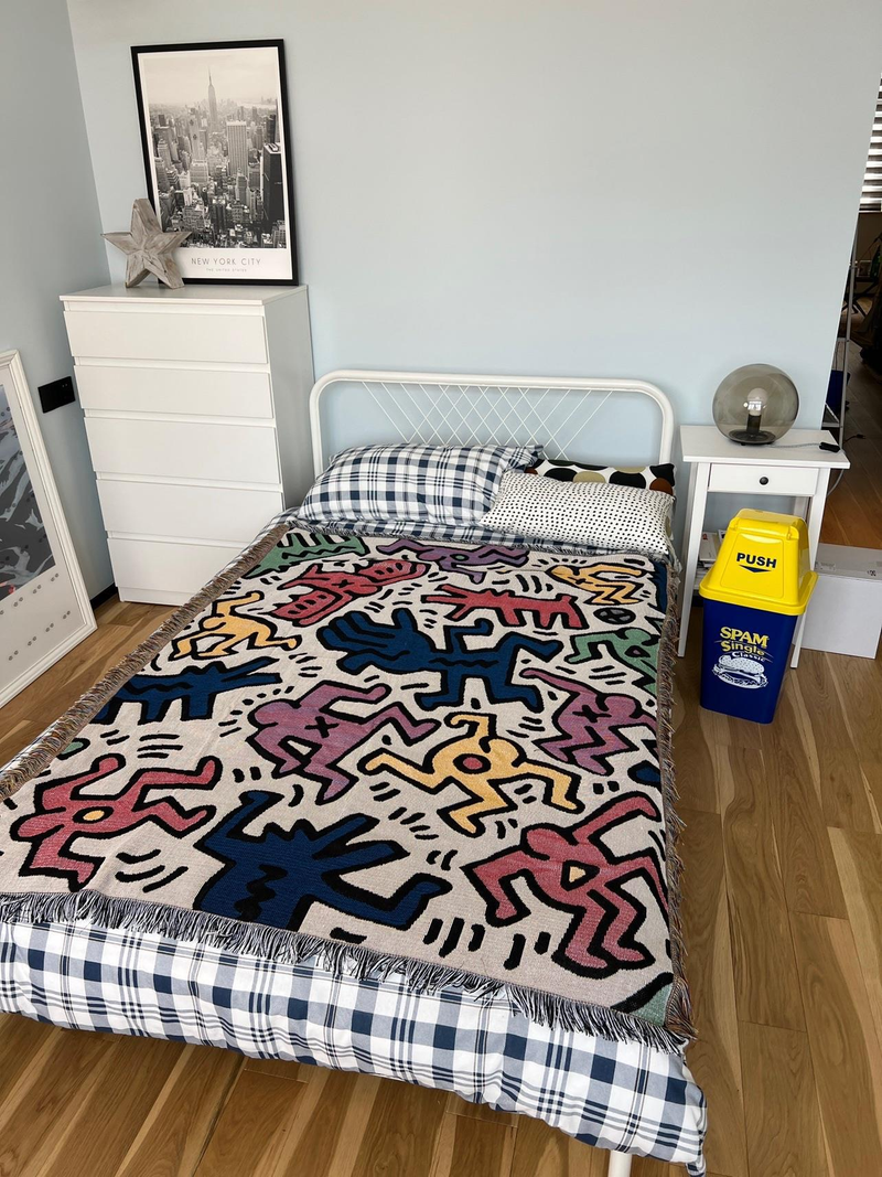 Keith haring, a graffiti master, upholstered with sofa blankets_voghion.com