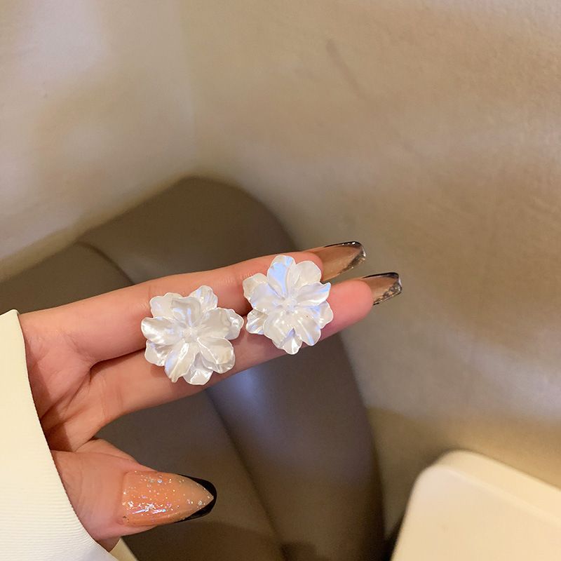 Orecchini con perle e diamanti in argento con frange a forma di fiore, orecchini di nicchia, temperamento atmosferico, orecchini di lusso leggeri e di alta gamma._voghion.com