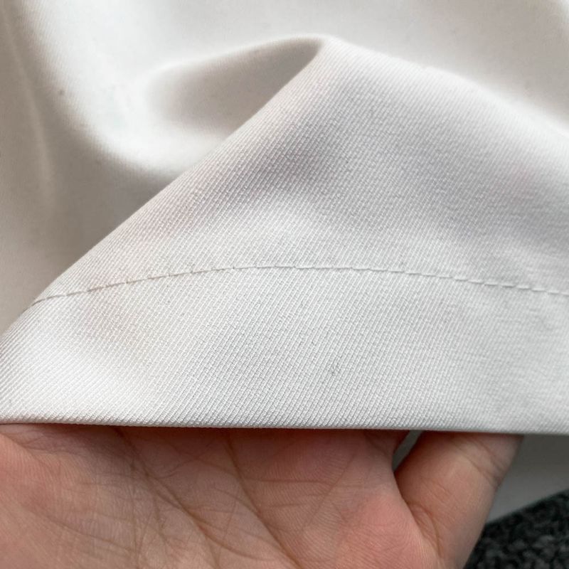 Ein unbeschwerter, zweiteiliger Anzug für Berufspendlerinnen mit Rautenblumen und taillenbetonter, vielseitiger Anzugjacke + hoch taillierter Hose_voghion.com